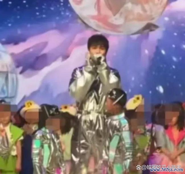 何猷君投入女儿毕业仪式 星二代鸠合现场